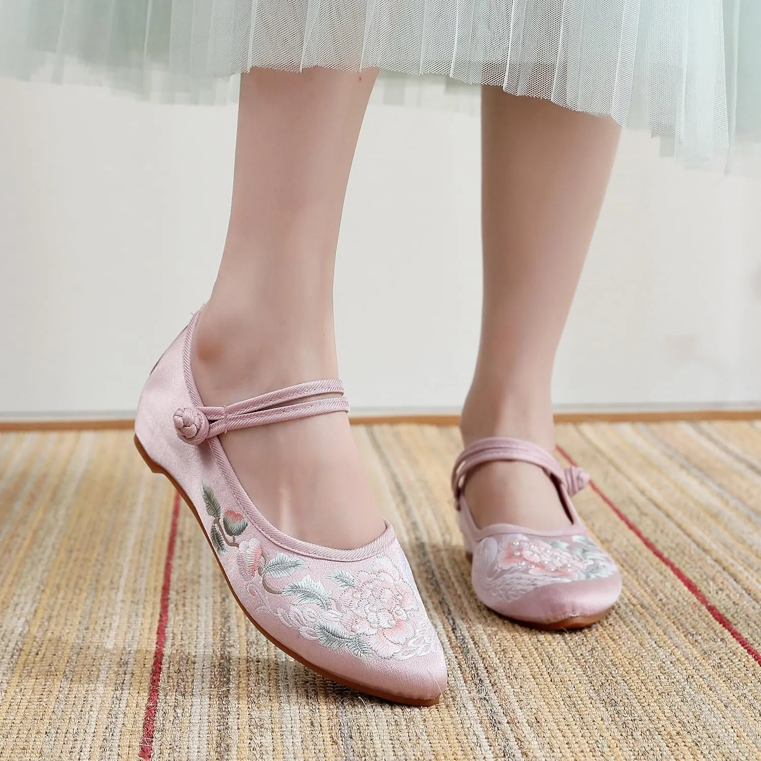 2024 Chinese Style Old Beijing Pointed Toe Cloth Shoes Retro Classic Ethnic Style Embroidered Flower Flat Shoes Antique Cheongsam Hanfu Shoes for Women(Color:Pink,Size:6.5)