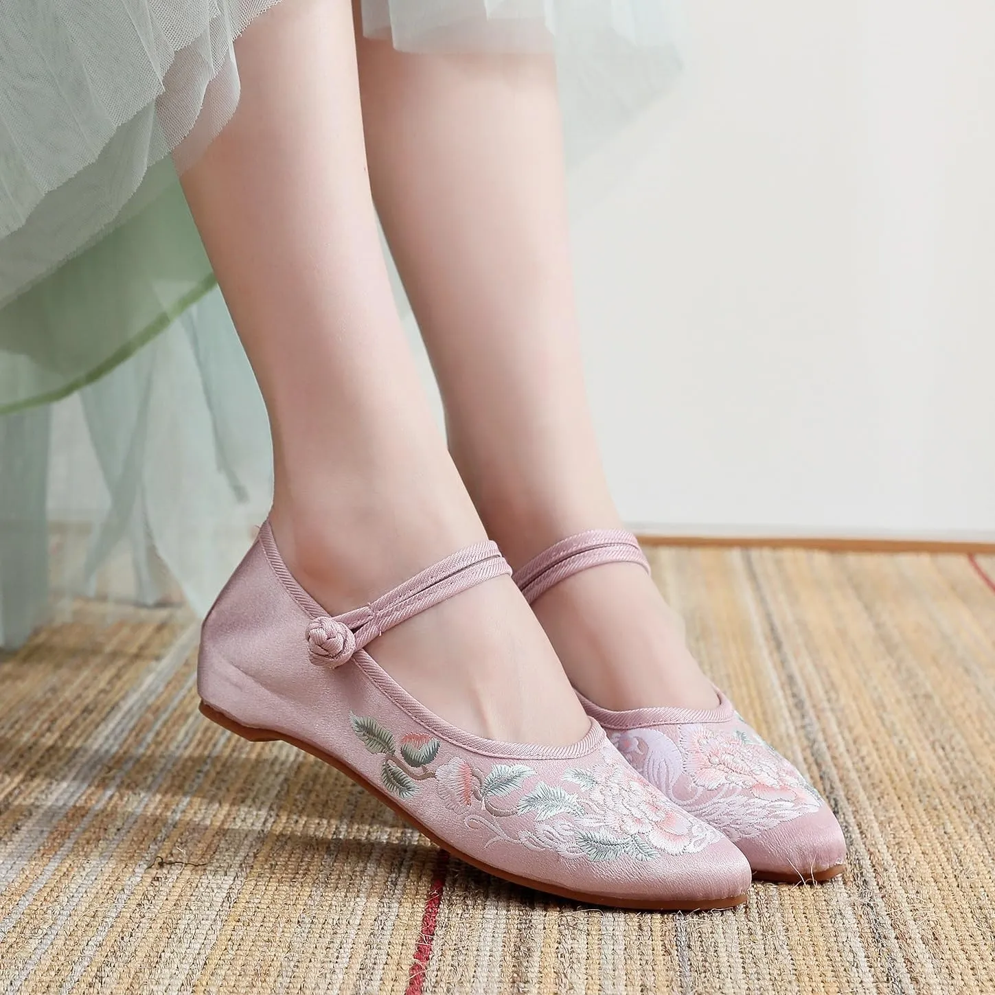 2024 Chinese Style Old Beijing Pointed Toe Cloth Shoes Retro Classic Ethnic Style Embroidered Flower Flat Shoes Antique Cheongsam Hanfu Shoes for Women(Color:Pink,Size:6.5)