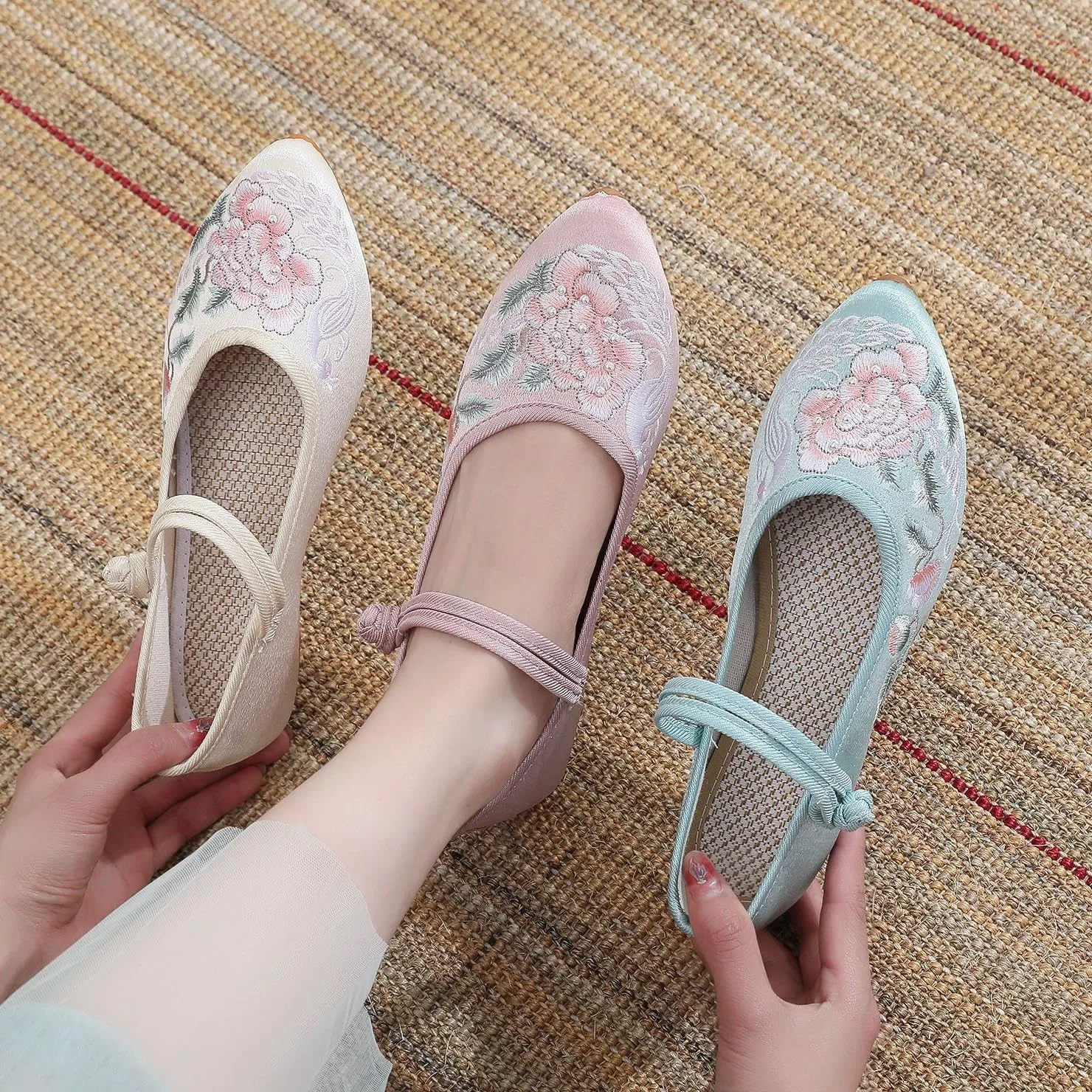 2024 Chinese Style Old Beijing Pointed Toe Cloth Shoes Retro Classic Ethnic Style Embroidered Flower Flat Shoes Antique Cheongsam Hanfu Shoes for Women(Color:Pink,Size:6.5)