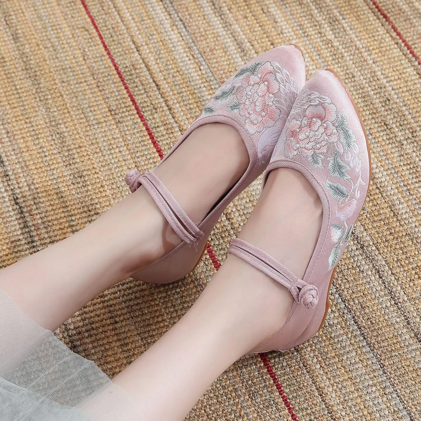 2024 Chinese Style Old Beijing Pointed Toe Cloth Shoes Retro Classic Ethnic Style Embroidered Flower Flat Shoes Antique Cheongsam Hanfu Shoes for Women(Color:Pink,Size:6.5)
