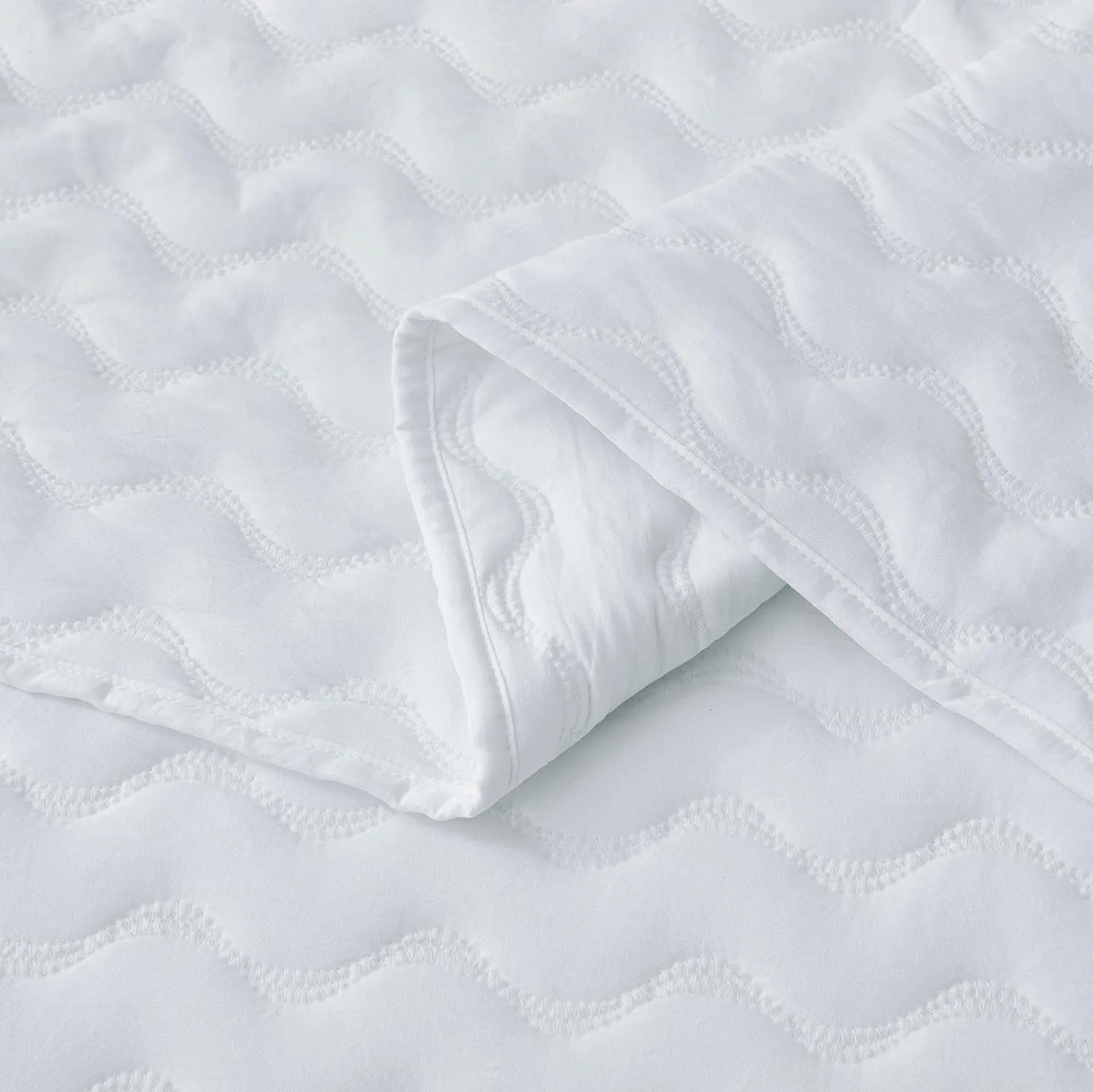 Chezmoi Collection Destiny 3-Piece White Queen Size Quilt Set - Stone-Washed Soft Microfiber Lightweight Quilted Bedspread Coverlet Set for All Seasons Wavy Line Stitching