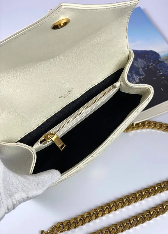 COLLEGE MEDIUM CHAIN BAG IN QUILTED LEATHER white