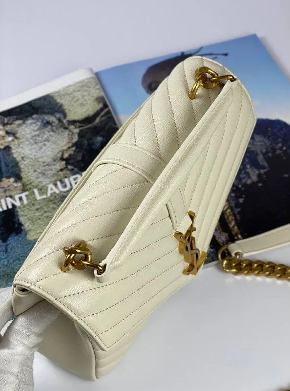 COLLEGE MEDIUM CHAIN BAG IN QUILTED LEATHER white
