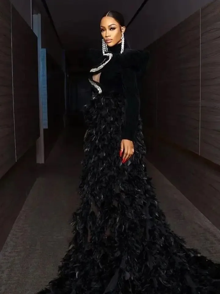 Luxury Costume Black Feather Trail Diamond Embellished Red Carpet/Party Dress