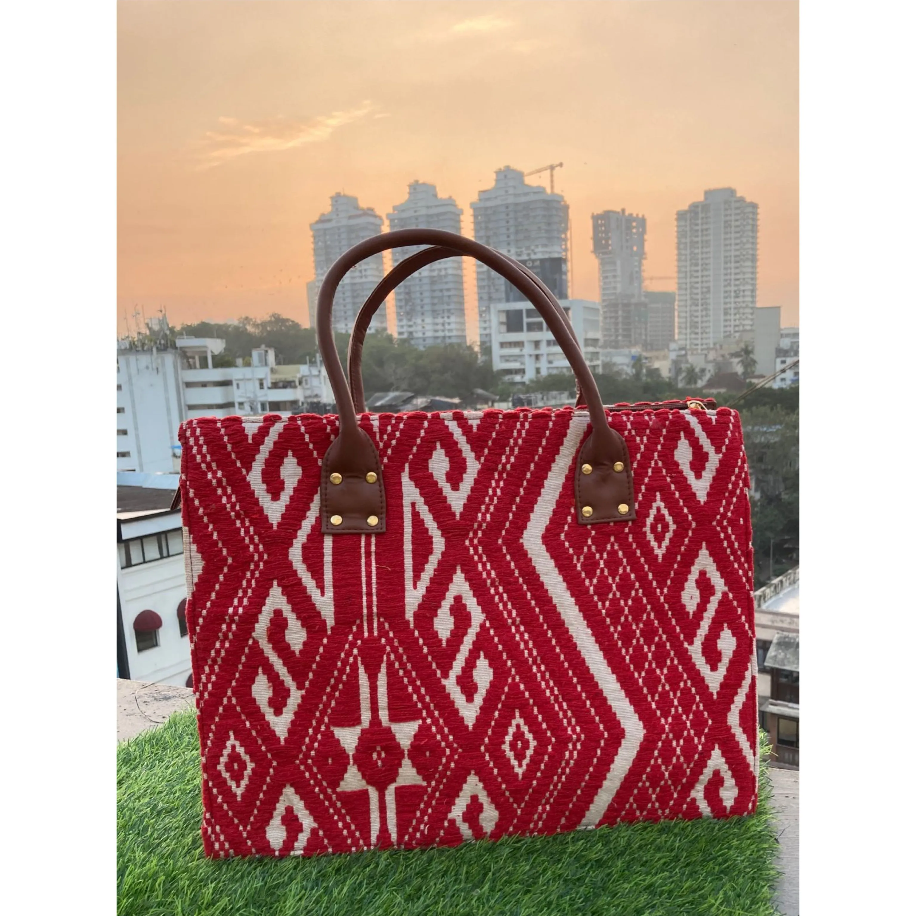 OVERSIZED AZTEC TOTE
