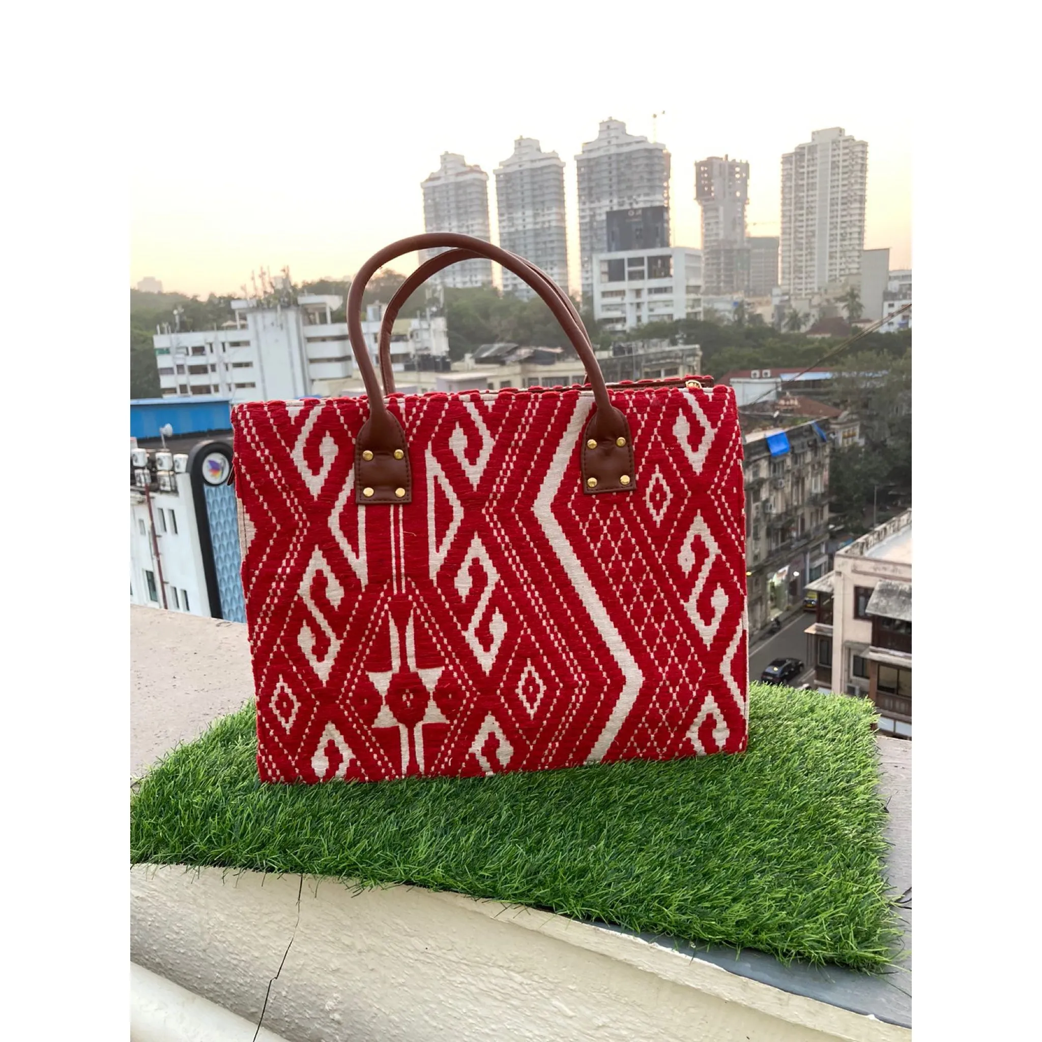 OVERSIZED AZTEC TOTE