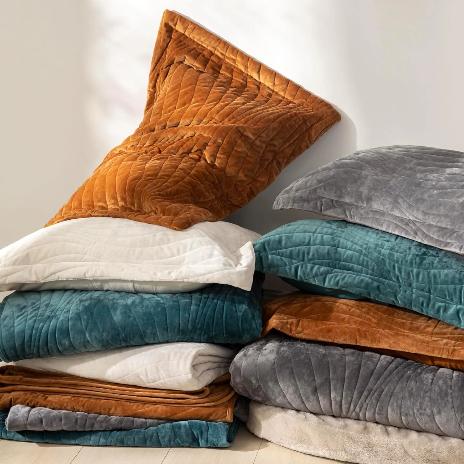 Travan Luxury Velvet Quilt Set Queen Size, Lightweight Velvet Comforter Set, Soft Warm Queen Quilt Bedding Set, Oversized Bedspread Coverlet with 2 Shams for All Season, Cream White