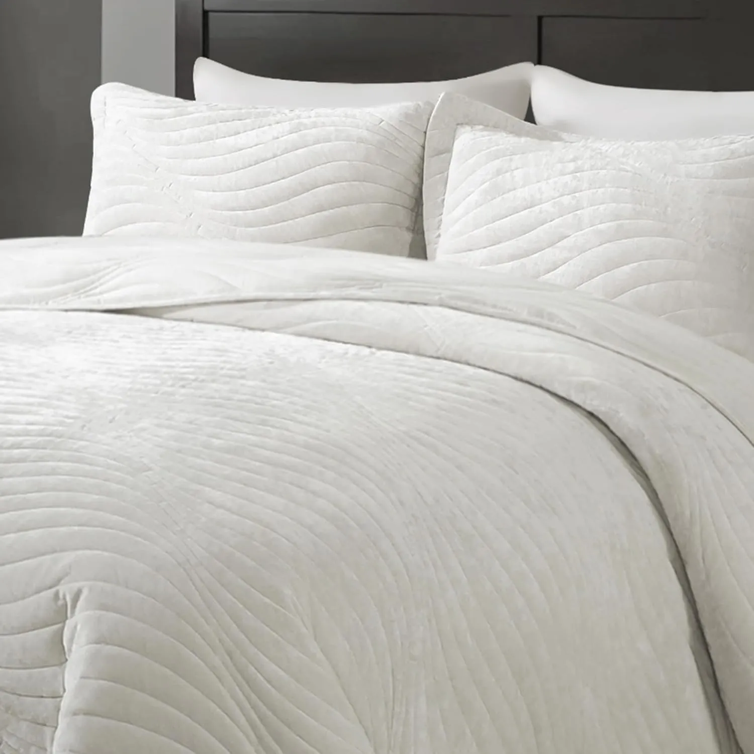 Travan Luxury Velvet Quilt Set Queen Size, Lightweight Velvet Comforter Set, Soft Warm Queen Quilt Bedding Set, Oversized Bedspread Coverlet with 2 Shams for All Season, Cream White
