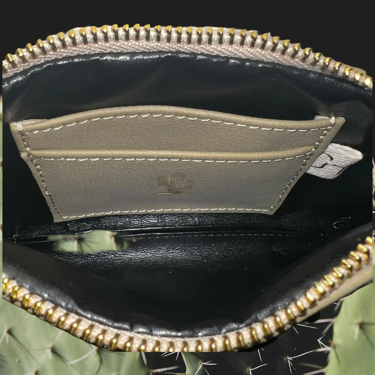 Women's eco-friendly wristlet - made with nopal cactus and corn leather, elegantly crafted in every detail.